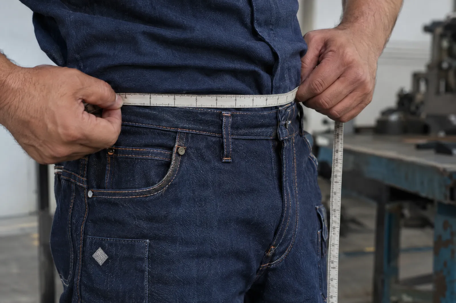 Cinta métrica alrededor de la cintura de un pantalón de mezclilla